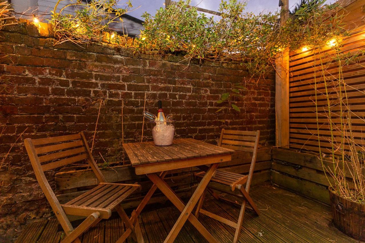 Stylish & Cosy Margate Escape With Hot Tub And Log Burner Dogs Welcome מראה חיצוני תמונה