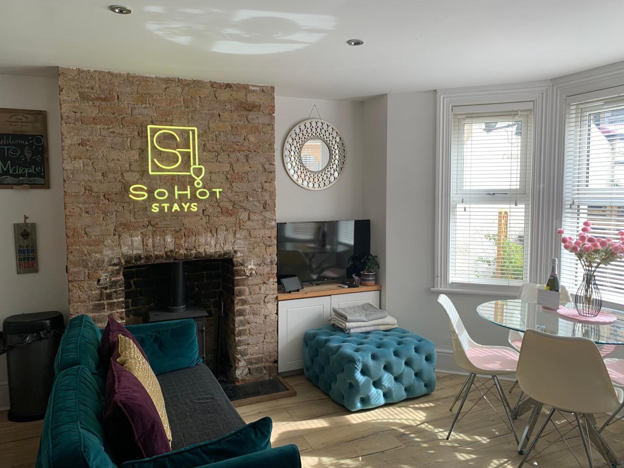 Stylish & Cosy Margate Escape With Hot Tub And Log Burner Dogs Welcome מראה חיצוני תמונה